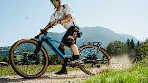 Ein Mann bremst mit seinem Fahrrad im Gelände