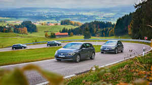 Autos fahren auf einer Straße während eines ADAC Tests zum Thema Reifenabrieb