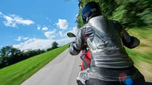 Mensch fährt auf einem Motorrad