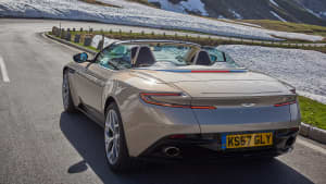 Heckansicht eines fahrenden Aston Martin DB11 Volante