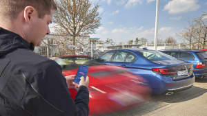 Mann nutzt autonomen Parkassistenten, um seinen Porsche einzuparken