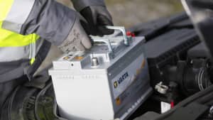 Autobatterie wird eingesetzt