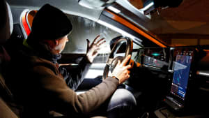 Ein Autofahrer wird durch Autoscheinwerfer geblendet