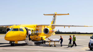 Ein Patient wird in den ADAC Flieger eingeladen