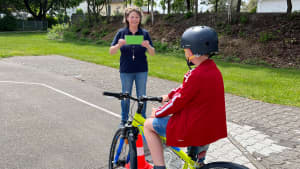 Doris Ballon beim Kinder Fahrradturnier