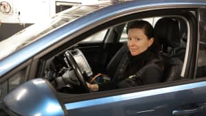 Christien Koehler sitzt in einem Testwagen