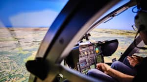 Cockpit und Bildschirme im Hubschraubersimulator