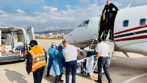 Rücktransport eines Patienten im Ambulanz-Jet am Flughafen Cusco, Peru
