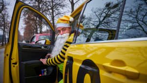 Ein ADAC Strassenwachtfahrer als Weihnachtsmann verkleidet