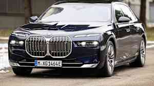 Die Frontansicht des neuen dunkelblauen BMW i7