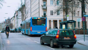 Ein Auto möchte einen Bus überholen