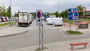 Camper und LKWs Parken an der raststätte Fürholzen nicht immer an den dafür vorgesehenen Parklätzen