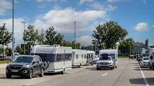 Wohnmobile auf den speziell ausgewiesenen Camper-Parkplätzen an der Raststätte Fürholzen