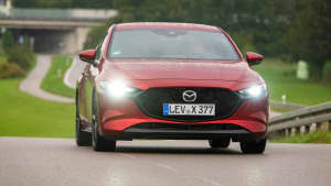 Frontansicht eines fahrenden Mazda 3