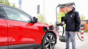 Aufnahme von Manuel Griesmann der den Renault Megane E-Tech lädt