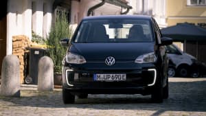 Ein VW e-UP fährt wärend des Langzeittests durch die Straßen von Landsberg am Lech