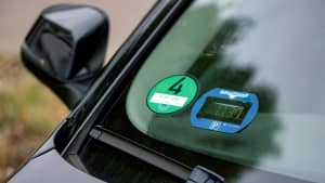 Eine elektronische Parkscheibe in der Frontscheibe eines Autos