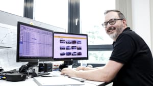 Dominik Herrmann an seinem Arbeitsplatz in Landsberg