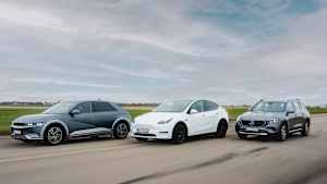ein Mercedes EQB, Tesla Model Y und Hyundai Ionic 5 während der Fahrt von vorn fotografiert