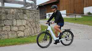 Ein Mann fährt auf einem Simplon Kagu :e E-Bike
