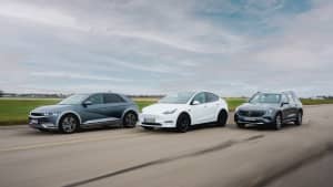 Der Elektro-SUV Vergleichstest, ein Mercedes EQB, Tesla Model Y und Hyundai Ionic 5 während der Fahrt von vorn fotografiert