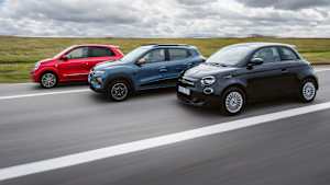 Ein Dacia Spring, Renault Twingo und Fiat 500 fahren nebeneinander