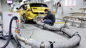 Montage des Abgasrohrs beim Eco Test 2023 im ADAC Technik Zentrum Landsberg.