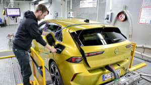 Ein Opel wird beim Eco Test 2023 im ADAC Technik Zentrum Landsberg geladen.