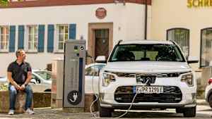 Ein Elektroauto wird an einer öffentlichen Ladesäule aufgeladen