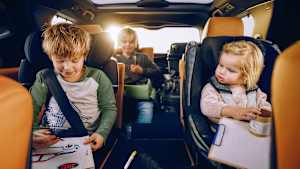 Kinder sitzen in einem Van
