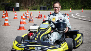 Gina Trunk, die Gewinnerin in ihrem gelben Kart beim ADAC-Super-Kart-Slalom in Sasbach am Kaiserstuhl