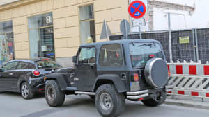 Ein SUV steht im München im Absoluten Halteverbot