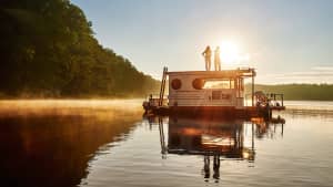 Ein Hausboot auf der Havel im Sonnenuntergang