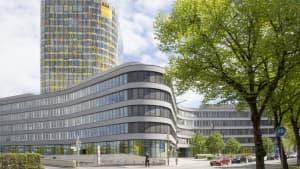 Das ADAC Hauptgebäude in München im Frühling