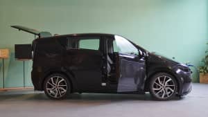 Sono Motors Sion stehend im Showroom