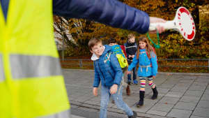 Kinder überqueren eine Straße