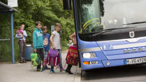 Kinder steigen in den Schulbus ein