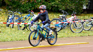 Ein Kind fährt auf einem Fahrrad während eines Kinderfahrrad-Tests des ADAC