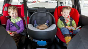 3 Kindersitze auf Rückbank