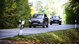 Zwei Autos fahren auf einer Landstrasse