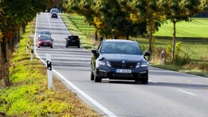 Viel verkehr auf der Landstrasse