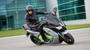 BMW C evolution fahrend von der Seite