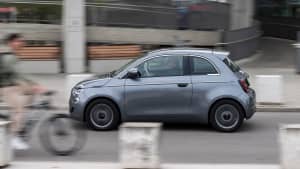 Seitenansicht eines fahrenden Fiat 500e