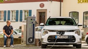 Der Redakteur Jochen Wieler läd den Kia Niro EV in der Stadt an einer Ladestation