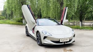 Der MG Cyberstar mit geöffneten Türen frontal