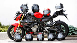 Motorradhelme liegen auf einem Motorrad