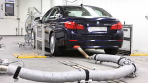 Ein BMW 530d auf dem Abgasprüfstand
