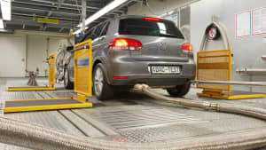Auto mit Messgerät auf dem Prüfstand im Testzentrum Landsberg