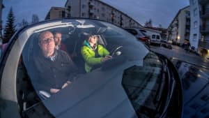 Eine junge Frau bei der Fahrprüfung