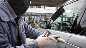 Autodiebstahl auf einem Rastplatz Diebe klauen Auto